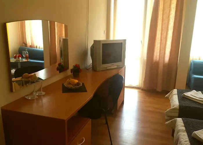 Family Solar Хотел *